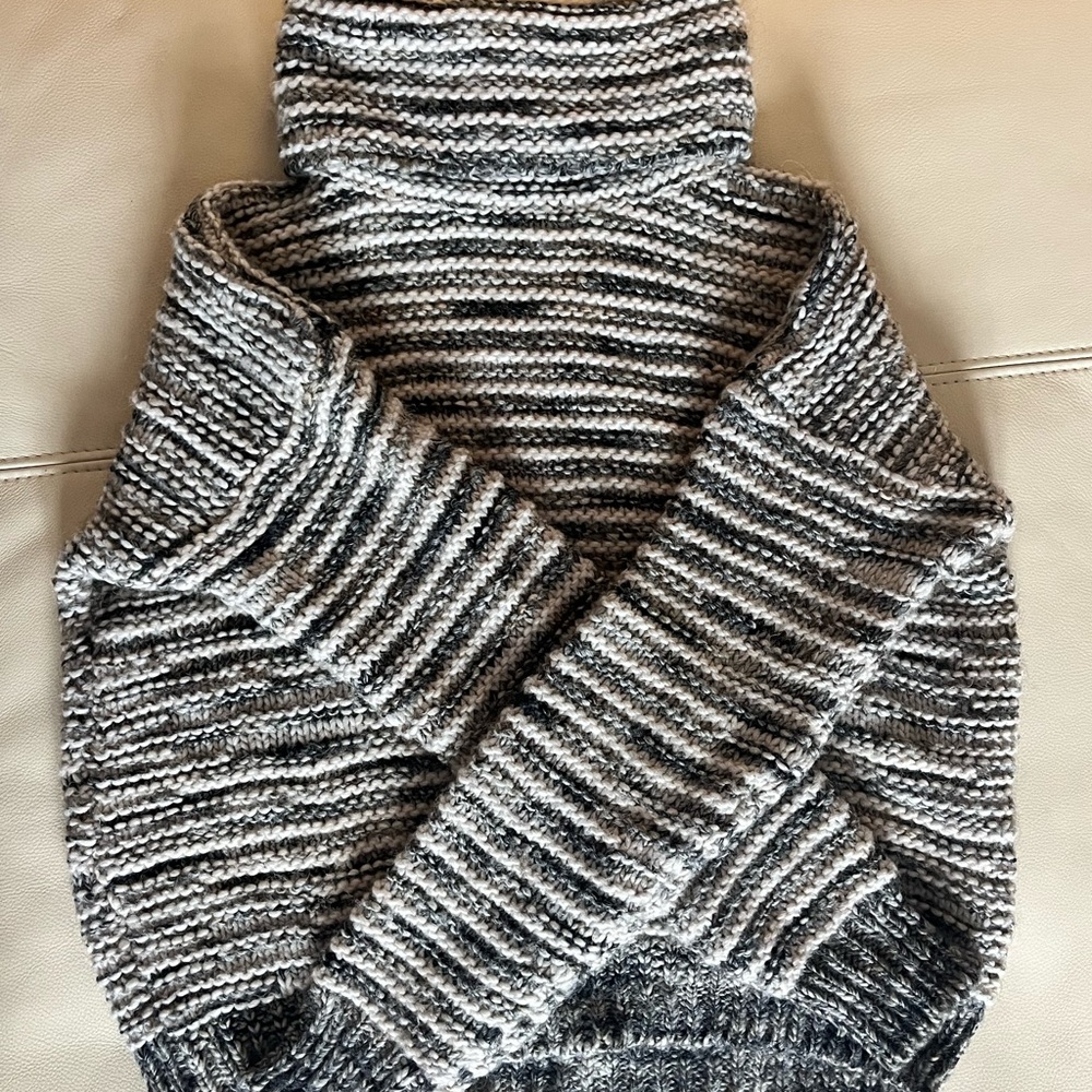 Knit Turtleneck Sweater - Black and White